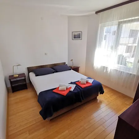 Fuer 5 Personen Mit Ac Und Parkplatz By Interhome
